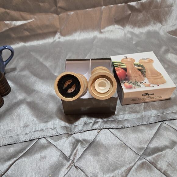 Olde Thompson Saltshaker Pepper Mill Light Wood in Box - Picture 2 of 3